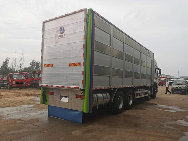 天龙国五9.6米畜禽运输车